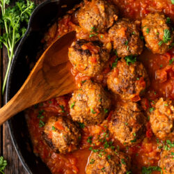 Warm up your soul with these delectable Spanish Meatballs. Hearty meatballs coated in a fresh tomato sauce that only takes 35 minutes to prepare!